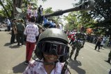 Anak memakai helm saat pameran alutsista yang di gelar di depan Gedung Sate, Bandung, Jawa Barat, Jumat (5/10). Pameran yang diadakan hingga tujuh Oktober tersebut diselenggarakan dalam rangka HUT TNI ke-73. ANTARA JABAR/Raisan Al Farisi/agr/18