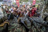 Puluhan anak mengamati senjata mesin saat pameran alutsista yang di gelar di depan Gedung Sate, Bandung, Jawa Barat, Jumat (5/10). Pameran yang diadakan hingga tujuh Oktober tersebut diselenggarakan dalam rangka HUT TNI ke-73. ANTARA JABAR/Raisan Al Farisi/agr/18