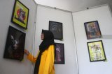 Pengunjung melihat karya desain grafis yang dipajang dalam Pameran Designoholic di Galeri Malang Creatif Fusion, Jawa Timur. Senin (15/10). Pameran yang berlangsung selama empat hari dengan menampilkan 180 karya tersebut diadakan untuk mengenalkan desain grafis sebagai salah satu industri kreatif yang potensial.  Antara Jatim/Ari Bowo Sucipto/mas/18.