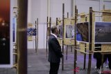 Pengunjung mengamati foto dalam Pameran Foto Peradaban Maritim Indonesia karya pewarta Antara Foto pada ajang Pasar Hamburg 2018, di Hamburg Messehallen, Hamburg, Jerman, Minggu (7/10/2018). Festival Indonesia Pasar Hamburg bekerja sama dengan Antara Foto menggelar pameran yang menampilkan 43 foto karya 25 pewarta foto Kantor Berita Antara dengan menampilkan imaji jejak sejarah kejayaan maritim Nusantara hingga visualisasi dinamika maritim terkini Indonesia. ANTARA FOTO/Tim Media Pasar Hamburg 2018-Affan Ibrahim Puspateja/foc.