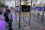     Pengunjung mengamati foto dalam Pameran Foto Peradaban Maritim Indonesia karya pewarta Antara Foto pada ajang Pasar Hamburg 2018, di Hamburg Messehallen, Hamburg, Jerman, Sabtu (6/10/2018). Festival Indonesia Pasar Hamburg bekerja sama dengan Antara Foto menggelar pameran yang menampilkan 43 foto karya 25 pewarta foto Kantor Berita Antara dengan menampilkan imaji jejak sejarah kejayaan maritim Nusantara hingga visualisasi dinamika maritim terkini Indonesia. ANTARA FOTO/Tim Media Pasar Hamburg 2018-Affan Ibrahim Puspateja/foc.