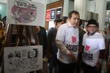 Wakil Ketua Komisi Pemberantasan Korupsi (KPK), Thony Saut Situmorang (kiri) didampingi Walikota Malang, Sutiaji (kanan) melihat karikatur yang dipajang dalam Pameran Kartun Anti Korupsi di Balaikota Malang, Jawa Timur, Selasa (2/10). Pameran 200 karya kartun Anti Korupsi yang berlangsung selama tiga hari tersebut merupakan upaya pencegahan dan perlawanan terhadap korupsi di lingkup pemerintahan dan pelayanan publik. Antara Jatim/Ari Bowo Sucipto/mas/18.