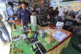 Pelajar menunjukkan hasil karya ciptaan mereka saat pameran Pekan Inovasi Pendidikan di Indramayu, Jawa Barat, Senin (1/10). Pameran tersebut menampilkan beragam karya inovasi dari para pelajar di Indramayu. ANTARA JABAR/Dedhez Anggara/agr/18.
