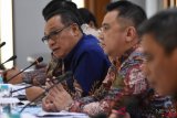 Direktur Utama PT Bank Tabungan Negara (Persero) Tbk. Maryono (kiri) didampingi jajaran direksi memberikan keterangan pada Konferensi Pers usai Paparan Kinerja Bank Tabungan Negara Triwulan III tahun 2018 di Menara BTN, Jakarta, Kamis (25/10/2018). Bank Tabungan Negara mencatatkan peningkatan penyaluran kredit sebesar 19,28 persen Year on Year (YoY) serta berhasil mengucurkan kredit senilai Rp 220,07 triliun per triwulan III 2018, naik dibandingkan triwulan III 2017 sebesar Rp 184,50 triliun.   ANTARA FOTO/Indrianto Eko Suwarso/hp.