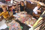 Sejumlah dalang cilik bersiap tampil dalam Parade Dalang Cilik di Aula Gedung Dewan Kesenian  Malang, Jawa Timur, Sabtu (13/10). Pagelaran wayang kulit yang menampilkan 15 dalang cilik tersebut merupakan upaya regenerasi kesenian wayang sebagai warisan  bangsa. Antara Jatim/Ari Bowo Sucipto/mas/18. 