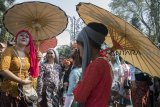 Sejumlah seniman menggunakan riasan saat mengikuti parade kesenian Lengser Ambu pada Car Free Day, di Dago, Bandung, Jawa Barat, Minggu (14/10). Sedikitnya 1.500 Seniman Lengser Ambu se-Jawa Barat ikut gelaran Hari Jadi ke-208 Kota Bandung sekaligus pemecahan rekor Muri 2018. ANTARA JABAR/Novrian Arbi/agr/18