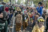 Sejumlah seniman menggunakan riasan saat mengikuti parade kesenian Lengser Ambu pada Car Free Day, di Dago, Bandung, Jawa Barat, Minggu (14/10). Sedikitnya 1.500 Seniman Lengser Ambu se-Jawa Barat ikut gelaran Hari Jadi ke-208 Kota Bandung sekaligus pemecahan rekor Muri 2018. ANTARA JABAR/Novrian Arbi/agr/18