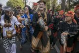 Sejumlah seniman menggunakan riasan saat mengikuti parade kesenian Lengser Ambu pada Car Free Day, di Dago, Bandung, Jawa Barat, Minggu (14/10). Sedikitnya 1.500 Seniman Lengser Ambu se-Jawa Barat ikut gelaran Hari Jadi ke-208 Kota Bandung sekaligus pemecahan rekor Muri 2018. ANTARA JABAR/Novrian Arbi/agr/18