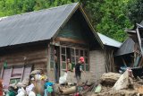 Medan (Antara News - Sumut) - Sejumlah warga berada didepan rumah mereka yang terdampak banjir bandang, di Desa Muara Saladi, Kecamatan Ulu Pungkut, Mandailing Natal, Sumatera Utara, Senin (15/10). Banjir bandang yang terjadi pada Jumat (12/10) melanda sembilan kecamatan di Kabupaten Mandailing Natal, menyebabkan sedikitnya 17 orang meninggal dunia dan ratusan warga mengungsi. Holik Mandailing