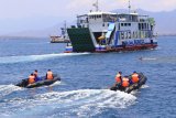 Polisi perairan melakukan patroli laut di Pelabuhan Ketapang, Banyuwangi, Jawa Timur, Rabu (10/10). Patroli di perairan selat Bali tersebut dilakukan untuk mengamankan gelaran Annual Meeting IMF-World Bank yang berlangsung di Nusa Dua, Bali. Antara Jatim/Budi Candra Setya/mas/18.