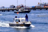 Polisi perairan melakukan patroli laut di Pelabuhan Ketapang, Banyuwangi, Jawa Timur, Rabu (10/10). Patroli di perairan selat Bali tersebut dilakukan untuk mengamankan gelaran Annual Meeting IMF-World Bank yang berlangsung di Nusa Dua, Bali. Antara Jatim/Budi Candra Setya/mas/18.