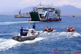 Polisi perairan melakukan patroli laut di Pelabuhan Ketapang, Banyuwangi, Jawa Timur, Rabu (10/10/2018). Patroli di perairan selat Bali tersebut dilakukan untuk mengamankan gelaran Annual Meeting IMF-World Bank yang berlangsung di Nusa Dua, Bali. ANTARA FOTO/Budi Candra Setya/aww.