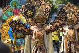 Peserta mengikuti pawai budaya di Kota Madiun, Jawa Timur, Minggu (30/9). Pawai budaya yang digelar untuk memeriahkan bersih desa tersebut diikuti ribuan peserta dengan mengusung beragam tema. Antara Jatim/Siswowidodo/mas/18.