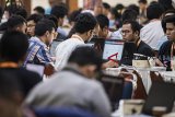 Ratusan mahasiswa mengikuti pelatihan komputasi awan (cloud computing) di di Aula Timur Kampus ITB, Bandung, Jawa Barat, Kamis (18/10/18). Pelatihan yang diselenggarakan oleh anak usaha Amazon.com yakni Amazon Web Services (AWS) bertujuan menyediakan keahlian dan konten untuk cloud-skilling dan membantu ITB menciptakan serta memelihara bakat global bidang komputasi awan dalam teknologi yang sedang berkembang seperti kecerdasan buatan (AI), mesin pembelajar (ML), dan Internet-of-Things (IoT). ANTARA JABAR/M Agung Rajasa/agr.