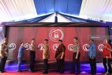 Deputi Bidang Reformasi Birokrasi, Akuntabilitas Aparatur, dan Pengawasan Kementerian PANRB M Yusuf Ateh (keempat kanan) bersama Wakapolda Jatim Brigjen Pol Mohammad Iqbal (ketiga kanan), Bupati Gresik Sambari Halim Radianto (kedua kanan), Vice Presiden Sales Marketing Telkomsel Jawa Bali Ericson Sibagariang (kanan), Kapolres Gresik AKBP Wahyu S Bintoro (ketiga kiri) serta Head of Sales Gopay Arno Tse (kedua kiri) menempelkan telapak tangan layar saat peluncuran secara simbolis Cashless Payament System (CPS) di Polres Gresik, Jawa Timur, Rabu (17/10/2018). Dengan adanya layanan CPS tersebut diharapkan masyarakat dimudahkan dalam melakukan transaksi saat membayar PNBP SIM dan SKCK di Polres Gresik dan Satpas Gresik. Antara Jatim/Zabur Karuru