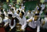 Sejumlah santri mengikuti pembacaan Satu Miliar Sholawat Nariyah di Pondok Pesantren Lirboyo Kota Kediri, Jawa Timur, Minggu (21/10/2018) malam. Kegiatan yang diselenggarakan Nahdlatul Ulama dengan diikuti ribuan santri dan umum tersebut guna memperingati Hari Santri Nasional. Antara Jatim/Prasetia Fauzani/ZK