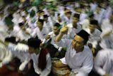 Sejumlah santri mengikuti pembacaan Satu Miliar Sholawat Nariyah di Pondok Pesantren Lirboyo Kota Kediri, Jawa Timur, Minggu (21/10/2018) malam. Kegiatan yang diselenggarakan Nahdlatul Ulama dengan diikuti ribuan santri dan umum tersebut guna memperingati Hari Santri Nasional. Antara Jatim/Prasetia Fauzani/ZK