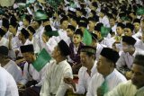 Sejumlah santri mengikuti pembacaan Satu Miliar Sholawat Nariyah di Pondok Pesantren Lirboyo Kota Kediri, Jawa Timur, Minggu (21/10/2018) malam. Kegiatan yang diselenggarakan Nahdlatul Ulama dengan diikuti ribuan santri dan umum tersebut guna memperingati Hari Santri Nasional. Antara Jatim/Prasetia Fauzani/ZK