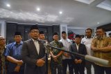 Gubernur Jawa Barat Ridwan Kamil (ketiga kiri) didampingi Kapolda Jawa Barat Irjen Pol Agung Budi Maryoto (keempat kiri) dan Pangdam III Siliwangi Mayjen Besar Harto (kelima kiri) memberikan keterangan kepada awak media usai menggelar pertemuan tertutup di Polda Jabar, Bandung, Jawa Barat, Selasa (23/10/2018). Pertemuan tersebut membahas pembakaran bendera tauhid di Garut pada saat peringatan Hari Santri Nasional. ANTARA JABAR/Raisan Al Farisi/agr.