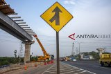 Pekerja mengoperasikan alat berat saat menyelesaikan pembangunan jalan tol layang Jakarta-Cikampek II di Karawang, Jawa Barat, Rabu (24/10/2018). Pembangunan jalan Tol tersebut saat ini sudah mencapai 49,4 persen dan ditargetkan selesai pada Maret 2019. ANTARA JABAR/M Ibnu Chazar/agr.