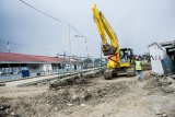 Pekerja meratakan tanah dengan alat berat di area proyek pembangunan jalur kereta api rel ganda Bogor-Sukabumi, Cicurug, Kabupaten Sukabumi, Jawa Barat, Senin (22/10/2018). Pemerintah pusat menyiapkan dana sebesar Rp2,45 triliun untuk pembangunan jalur kereta api tersebut sepanjang 57 km yang ditargetkan rampung pada tahun 2020. ANTARA JABAR/Nurul Ramadhan/agr.