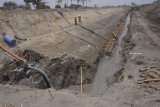 Pekerja mengerjakan struktur fondasi tanggul di Sungai Kalimati, Sidoarjo, Jawa Timur, Selasa (23/10). Kegiatan itu dilakukan sebagai tahapan pelaksanaan proyek pembangunan 