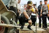 Kapolda Kalbar, Irjen Pol Didi Haryono (tengah) melakukan pemasangan batu pertama usai melakukan penandatanganan Nota Kesepahaman (MoU) mengenai pembangunan perumahan anggota polisi di Desa Kapur, Kecamatan Sungai Raya, Kabupaten Kubu Raya, Kalbar, Senin (1/10). MoU Polda Kalbar dan PT Sejahtera Nyata Abadi tersebut terkait pembangunan perumahan khusus untuk personil Polda Kalbar di lahan seluas 20 hektar. Untuk tahap awal, akan dibangun 1.200 unit rumah tipe 36. ANTARA FOTO/HS Putra/jhw/18