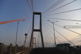 Suasana Jembatan Suramadu di Surabaya, Jawa Timur, Sabtu (27/10/2018). Dengan diberlakukan pembebasan tarif tol tersebut diharapkan berdampak pada pertumbuhan ekonomi di Pulau Madura. Antara Jatim/Zabur Karuru