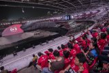 Sejumlah penonton bersiap menyaksikan pembukaan Asian Para Games ke 3 di Stadion Utama Gelora Bung Karno, Jakarta, Sabtu (6/10/2018). ANTARA FOTO/Galih Pradipta/hp. 
