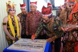 Komisaris Utama PT. Sarana Bandar Nasional Pelni Logistic Harry Boediarto (kanan) menandatangani prasasti di dampingi Direktur Utama Sarana Bandar Nasional Pelni Logistic Suharyanto (ketiga kiri) saat peresmian gudang baru di Banyuwangi, Jawa Timur, Jumat (5/10). Pembukaan gudang baru Pelni Logistic tersebut, diharapkan dapat berkontribusi terhadap efisiensi biaya logistik Nasional serta mempermudah pengiriman komoditas lokal ke berbagai daerah. Antara Jatim/Budi Candra Setya/mas/18.