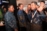 Menteri Koordinator Perekonomian Darmin Nasution, (kiri) didampingi Deputi Bidang Usaha Pertambangan, Industri Strategis, dan Media Kementerian BUMN Fajar Harry Sampurno (kedua kanan) berbincang dengan Direktur Utama Pegadaian Sunarso (kanan) ketika mengunjungi stan pameran usai membuka IBDExpo 2018 di Surabaya, Jawa Timur, Rabu (3/10). Pameran yang diikuti 108 Badan Usaha Milik Negara (BUMN) tersebut menjadi wadah bagi BUMN untuk mempromosikan perkembangan kinerja, inovasi dan peran BUMN yang berlangsung hingga Sabtu (6/10).  Antara Jatim/Zabur Karuru/18