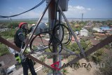 Pekerja memeriksa antena di menara BTS XL Axiata saat inspeksi peralatan telekomunikasi menjelang berlangsungnya pertemuan IMF-Bank Dunia di Tanjung Benoa, Nusa Dua, Jumat (5/10). Pemeriksaan tersebut untuk memastikan jaringan komunikasi seluler memadai karena pertemuan tahunan IMF- Bank Dunia yang berlangsung 7 - 14 Oktober 2018 diprediksi akan meningkatkan lalu lintas komunikasi seluler hingga 30 persen. Antaranews Bali/Nyoman Budhiana/18.