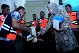 Wali kota Surabaya Tri Rismaharini (kanan) memeriksa barang bawaan dari relawan yang akan diberangkatkan di Balai Kota Surabaya, Jawa Timur, Jumat (5/10). Pemerintah kota Surabaya mengirimkan bantuan relawan dari berbagai instansi dan paket bantuan maupun dari masyarakat yang telah terkumpul menuju bencana gempa dan tsunami di Palu, Donggala, dan Sigi Sulawesi Tengah. Antara Jatim/M Risyal Hidayat/mas/18.