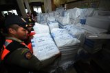 Petugas Satpol PP kota Surabaya mengangkut paket yang akan diberangkatkan di Balai Kota Surabaya, Jawa Timur, Jumat (5/10). Pemerintah kota Surabaya mengirimkan bantuan relawan dari berbagai instansi dan paket bantuan maupun dari masyarakat yang telah terkumpul menuju bencana gempa dan tsunami di Palu, Donggala, dan Sigi Sulawesi Tengah. Antara Jatim/M Risyal Hidayat/mas/18.