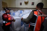 Petugas Satpol PP kota Surabaya mengangkut paket yang akan diberangkatkan di Balai Kota Surabaya, Jawa Timur, Jumat (5/10). Pemerintah kota Surabaya mengirimkan bantuan relawan dari berbagai instansi dan paket bantuan maupun dari masyarakat yang telah terkumpul menuju bencana gempa dan tsunami di Palu, Donggala, dan Sigi Sulawesi Tengah. Antara Jatim/M Risyal Hidayat/mas/18.