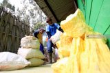 Penambang menimbang hasil belerang di Paltuding, Gunung Ijen, Banyuwangi, Jawa Timur, Sabtu (29/9). Hasil tambang belerang dari kawah gunung Ijen tersebut, dijual seharga Rp1.250 per kilogramnya, dan setiap hari rata-rata penambang mampu mengumpulkan sekitar 120 kilogram. Antara Jatim/Budi Candra Setya/mas/18.