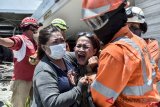 Warga menangis usai menyaksikan jenazah keluarganya yang menjadi korban gempa dan tsunami, di Hotel Mercure, Palu, Sulawesi Tengah, Jumat (5/10/2018). Pencarian korban gempa terus dilakukan di sejumlah titik karena diperkirakan masih banyak korban tertimbun reruntuhan. ANTARA FOTO/Muhammad Adimaja/kye