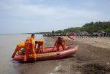 Petugas Basarnas melakukan persiapan sebelum mencari korban pesawat Lion Air bernomor penerbangan JT-610 rute Jakarta-Pangkalpinang yang jatuh di laut utara Karawang, Jawa Barat, Senin (29/10/2018). ANTARA JABAR/M Ibnu Chazar/agr.