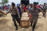 Petugas melakukan persiapan sebelum mencari korban pesawat Lion Air bernomor penerbangan JT-610 rute Jakarta-Pangkalpinang yang jatuh di laut utara Karawang, Jawa Barat, Senin (29/10/2018). ANTARA JABAR/M Ibnu Chazar/agr.