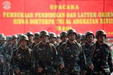 Sejumlah siswa pendidikan pembentukan perwira (diktukpa) TNI AL berbaris disela-sela pembukaan pendidikan dan latihan praktek (Lattek) orientasi siswa Diktukpa TNI AL XLVIII tahun ajaran 2018 di Pusat Latihan dan Pendidikan Dasar Kemiliteran (Puslatdiksarmil) Juanda Surabaya, Jawa Timur, Jumat (12/10). Diktukpa XLVIII/2018 diikuti sekitar 350 siswa yang merupakan bintara TNI AL. Antara Jatim/M Risyal Hidayat/mas/18.