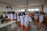 Siswa mengikuti pendidikan tanggap bencana di SMP Juara Bandung, Jawa Barat, Selasa (17/10/2018). Sebanyak 160 siswa mengikuti pendidikan tanggap bencana yang diadakan oleh relawan Indonesia guna memberikan pemahaman dan cara berlindung ketika bencana gempa melanda Kota Bandung. ANTARA JABAR/Raisan Al Farisi/agr.