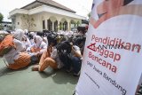 Siswa mengikuti pendidikan tanggap bencana di SMP Juara Bandung, Jawa Barat, Selasa (17/10/2018). Sebanyak 160 siswa mengikuti pendidikan tanggap bencana yang diadakan oleh relawan Indonesia guna memberikan pemahaman dan cara berlindung ketika bencana gempa melanda Kota Bandung. ANTARA JABAR/Raisan Al Farisi/agr.