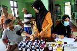 Petugas medis melakukan pengecekan kondisi kesehatan korban banjir saat pengobatan gratis di Desa Cot Amun, Samatiga, Aceh Barat, Aceh, Jumat (19/10). Pengobatan warga korban banjir terutama lansia, anak-anak dan balita yang mayoritas diserang penyakit, flu, batuk, demam dan gatal-gatal. (Antara Aceh/Syifa Yulinnas/18)