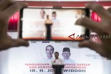 Wakil Ketua Tim Kampanye Nasional Jokowi-Ma'ruf Amin, Moeldoko memberikan arahan pada saat acara pengukuhan Tim Kampanye Daerah Jawa Barat dan Konsolidasi Pemenangan Jokowi-Ma'ruf Amin di Grand Asrilia Hotel, Bandung, Jawa Barat, Minggu (14/10). Tim Kampanye Daerah Jawa Barat tersebut siap menjaga lumbung suara dan memenangkan pasangan Capres dan Cawapres nomor urut 01 Joko Widodo-Ma'ruf Amin pada pilpres 2019 mendatang. ANTARA JABAR/Novrian Arbi/agr/18.