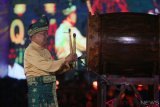  Wakil Presiden Jusuf Kalla memukul beduk pada penutupan Musabaqah Tilawatil Quran (MTQ) Nasional XXVII, di Deli Serdang, Sumatera Utara, Jumat (12/10/2018). Provinsi DKI Jakarta menjadi juara umum pada MTQ Nasional yang diikuti 1.550 kafilah dari 34 provinsi tersebut. ANTARA FOTO/Irsan Mulyadi/aww.