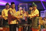     Wakil Presiden Jusuf Kalla (kanan) menyerahkan piala juara umum kepada Sekda Provinsi DKI Jakarta Saefullah (kedua kiri) disaksikan Menteri Agama Lukman Hakim Saifuddin (kiri) Gubernur Sumatera Utara Edy Rahmayadi (tengah) pada penutupan Musabaqah Tilawatil Quran (MTQ) Nasional XXVII, di Deli Serdang, Sumatera Utara, Jumat (12/10/2018). Provinsi DKI Jakarta menjadi juara umum pada MTQ Nasional yang diikuti 1.550 kafilah dari 34 provinsi tersebut. ANTARA FOTO/Irsan Mulyadi/aww.