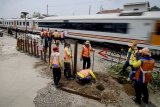 Petugas memasang patok besi saat melakukan penutupan perlintasan kereta api ilegal di Padasuka, Cimahi, Jawa Barat, Senin (29/10/2018). Penutupan perlintasan sebidang ilegal yang dilakukan oleh Dinas Perhubungan Kota Cimahi bersama PT KAI Daop II Bandung tersebut dilakukan untuk meminimalisir kecelakan pengendara dengan kereta api di daerah tersebut. ANTARA JABAR/Raisan Al Farisi/agr.