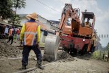 Alat berat mengeruk tanah di samping rel saat melakukan penutupan perlintasan kereta api ilegal di Padasuka, Cimahi, Jawa Barat, Senin (29/10/2018). Penutupan perlintasan sebidang ilegal yang dilakukan oleh Dinas Perhubungan Kota Cimahi bersama PT KAI Daop II Bandung tersebut dilakukan untuk meminimalisir kecelakan pengendara dengan kereta api di daerah tersebut. ANTARA JABAR/Raisan Al Farisi/agr.