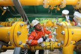 Petugas menyiapkan Meter Regulator Station (MRS) untuk penyaluran gas di stasiun induk  PT Java Energy Semesta di Gresik, Jawa Timur, Selasa (16/10/2018). PT Gagas Energi Indonesia, anak perusahaan PT PGN, Tbk menjalin kerja sama dengan PT Java Energy Semesta dalam mendistribusikan gas alam terkompresi (CNG) untuk memenuhi kebutuhan pelanggan industri di Jawa Tengah dan DIY. Antara Jatim/Moch Asim.