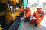 Petugas menyiapkan Meter Regulator Station (MRS) untuk penyaluran gas di stasiun induk  PT Java Energy Semesta di Gresik, Jawa Timur, Selasa (16/10/2018). PT Gagas Energi Indonesia, anak perusahaan PT PGN, Tbk menjalin kerja sama dengan PT Java Energy Semesta dalam mendistribusikan gas alam terkompresi (CNG) untuk memenuhi kebutuhan pelanggan industri di Jawa Tengah dan DIY. Antara Jatim/Moch Asim.